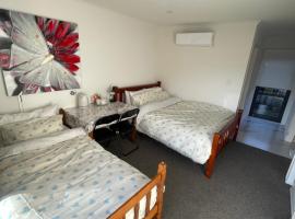 Sunny self checkin studio with private entry& ensuite&heat pump, hotel en Hamilton