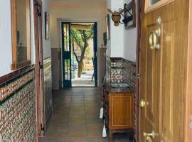 Charming 4 bedroom village home with patio, hotel en Mijas