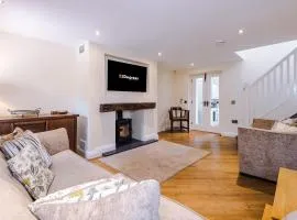 Luxurious 3-bed barn in Beeston by 53 Degrees Property, ideal for Families & Groups, Great Location - Sleeps 6
