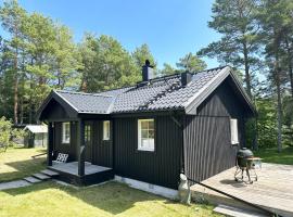 Cozy holiday house near Slite with nice baths, rumah percutian di Lärbro