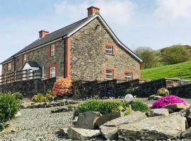 Sunnyside farmstay & hottub near Brecon Beacons sleeps 8, khách sạn 3 sao ở Lower Chapel