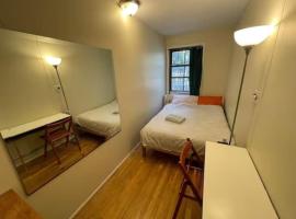 Central and Affordable Williamsburg Private bedroom Close to Subway, homestay in Jersey City