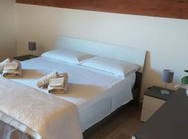 My Home - Mini appartamento in mansarda, hotel in Santa Venerina