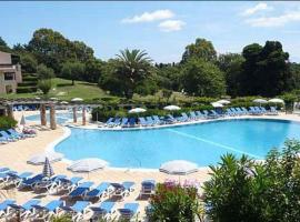 Appt Golfe de Saint-Tropez proche de la mer climatisé, hotel para golfe em Grimaud