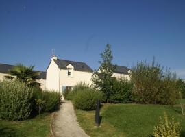 Cozy Breton holiday home near the bay of Douarnenez, hotel with pools in Crozon