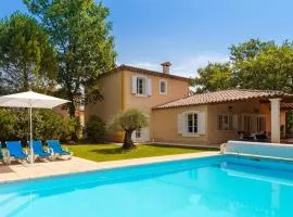 Nice villa in Domaine de Fayence with bubble bath