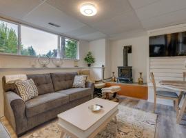 Cozy Kenmore Vacation Rental with Shared Hot Tub!, hotel with jacuzzis in Kenmore