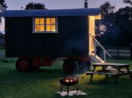 The Delkin Shepherds Huts Castle Combe, glamping site in Castle Combe