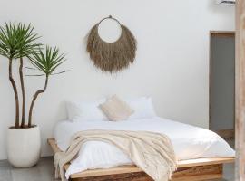 Villa Oeste Modern Tropical 2BDR Villa Canggu、Mungguのホテル