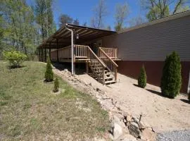 Cozy Tennessee Plateau home with furnished outdoor living and 1G Wi-Fi