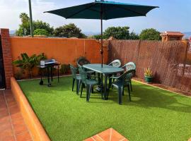 Villa EMMA - Chalet familiar con jardín y parking en Málaga, hotel na Malagi