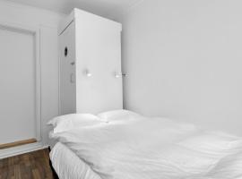 Studio 104- Free PARKING onsite -Private entrance – apartament w mieście Lágafell
