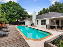 High End Design Home with Pool & Hot Tub Gameroom, Hotel in Round Rock