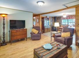 Pet-Friendly Elkins Vacation Rental with Decks!, hotel v destinaci Elkins