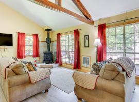 Scenic Lackawaxen Cottage with Pools and Ski Access!, hotel in Lackawaxen