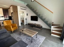 İskelede denize sıfır havuzlu sitede Loft 1+1, holiday rental in Boğaz