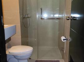 studio condo building 81 newport boulevard, Hotel in Manila