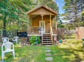 Mayfield Tiny Home with Porch, Walk to Beaches!, tiny house in Benson