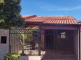 Gray House 1 - JD Santiago, holiday home in Londrina