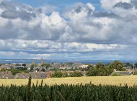 Home with superb view of St Andrews, familiehotell i St Andrews