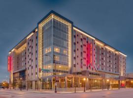 Hampton Inn & Suites Fort Worth Downtown، فندق في فورت وورث