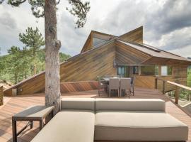 Luxe Boulder Barrett House on Mtn Peak with Hot Tub, hotel in Boulder