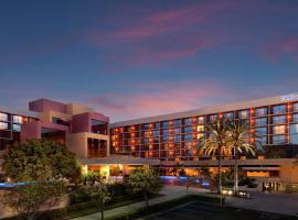 Hilton Orange County/Costa Mesa، فندق في كوستا ميسا