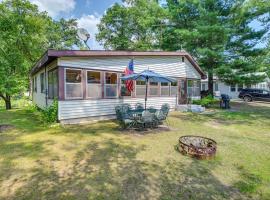 Shawano Cabin Getaway - Walk to Lake and Park!, hótel í Shawano