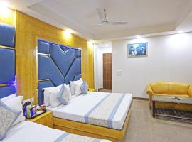 Hotel Preet Palace -5 Mints Walk From Nizamuddin Railway Station, hotel a prop de Estació de tren de Hazrat Nizamuddin, a Nova Delhi