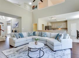 Spacious Sugar Land Retreat with Fireplace and Yard โรงแรมในชูการ์แลนด์