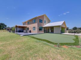 26-Acre Pilot Point Ranch Home with Pool and Mini Golf, hotel v destinaci Pilot Point