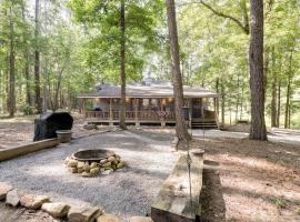 Secluded Hamilton Cabin Retreat with Private Lake!, hotel with parking in Hamilton