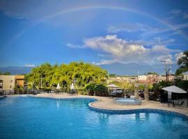 Atardecer Quindiano, hotel with pools in La Tebaida