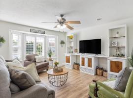 Charming Utah Getaway with Fire Pit and Furnished Deck, hotel v destinaci West Jordan