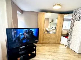 NKN cosy maisonette close to Dartford train station, free parking, food, shopping