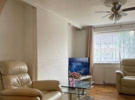 offering cheerfull and spacious rooms throught this 3 bed room semi detached house with large garden and off-street parking., hotell sihtkohas Addington