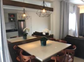 Apto familiar, 150mts do mar, completo e aconchegante em Palmas, hotel in Governador Celso Ramos