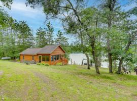 Pet-Friendly Waterfront Minong Cabin with Fire Pit, feriehus i Minong