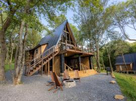 Valhalla Cabins AFrames with hot tubs, holiday rental in Cosby