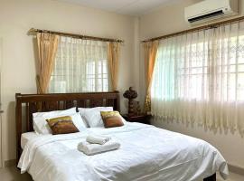 Narai - Home Stay in Thapthan (A), hotel amb aparcament a Ban Nong Chum Saeng