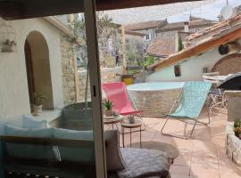 Maison avec Jacuzzi et terrasse sur les toits, maison de vacances à Brignon