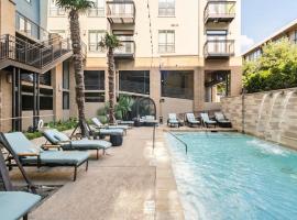 Charming 1,100 sq ft apartment near to The Shops at Legacy, hotel en Plano