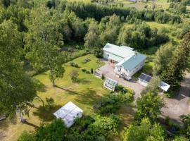 Big house with jacuzzi by the forrest, hotelli Hudiksvallissa