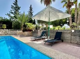 Villa con jardín y piscina privada