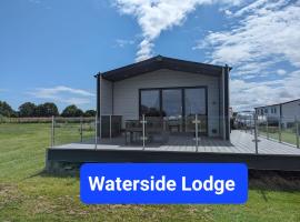 Waterside Lodge - Stunning - Dog Friendly, pet-friendly hotel in Sutton on Sea