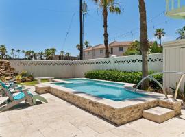 3-level townhome w/ private pool & close to beach!, four-star hotel in South Padre Island