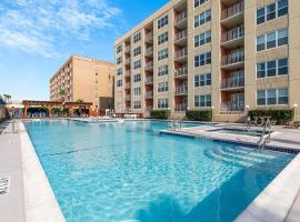 Casual condo sleeps 6 near beach w/pool & grills!, hotel a South Padre Island