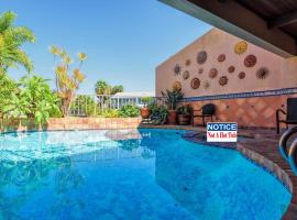 Waterfront townhome with pool & boat slip!, hôtel de luxe à South Padre Island