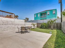 Cozy, single story townhome with backyard & grill!, hotel em South Padre Island