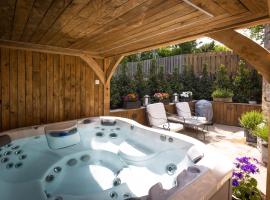 Cotswold cottage with hot tub, hotel in Bledington